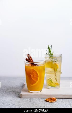 Zwei lebendige und glitzernde alkoholfreie Punsch sind perfekt für Sommerversammlungen . Bunte Weihnachtscocktails in Gläsern auf Whit Stockfoto