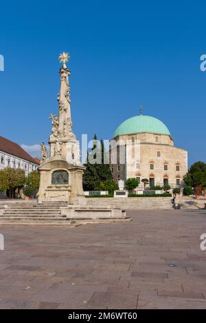 Blick auf die Statue der Heiligen Dreifaltigkeit und die Pasha Qasim Moschee auf dem Szechenyi-Platz PÃ der Innenstadt Stockfoto