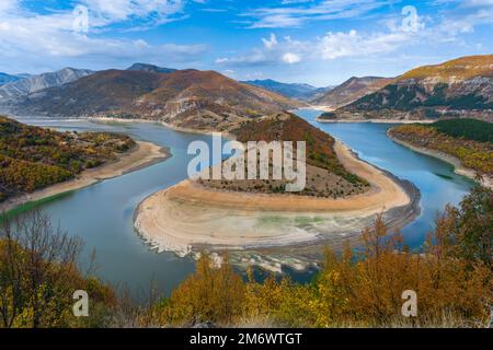 Herbstlandschaft mit Blick auf den Arda River Bend in der Nähe von Kardzhali in Bulgarien Stockfoto
