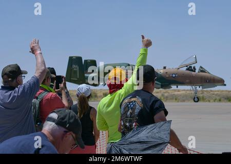 Zuschauer jubeln den A-10C Thunderbolt II vom Luftwaffenstützpunkt Davis-Monthan, Arizona, an, während der Holloman Legacy of Liberty Air Show 2022 und dem Open House am 7. Mai 2022, Luftwaffenstützpunkt Holloman, New Mexico. Das A-10C Thunderbolt II Demonstrationsteam stellte während der Veranstaltung seine Leistung und Fähigkeiten vor. Stockfoto