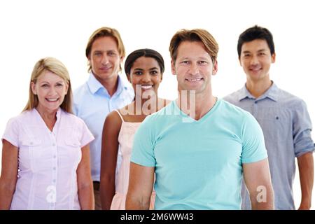 Überbrückung der Kluft in der Gesellschaft. Fünf lächelnde Erwachsene unterschiedlicher ethnischer Zugehörigkeit und unterschiedlichen Alters in einer Gruppe. Stockfoto
