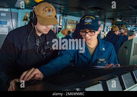 220507-N-TO573-1039 MITTELMEER (7. Mai 2022) Einsatzspezialist 2. Klasse Alexis Calvillo, rechts, aus Los Angeles, und Seaman Albert Griffen Bravo aus Phoenix verfolgen Kontakte auf dem SPS-73 Radar im Pilotenhaus an Bord des Flugzeugträgers der Nimitz-Klasse USS Harry S. Truman (CVN 75), 7. Mai 2022. Die Harry S. Truman Carrier Strike Group befindet sich in einem geplanten Einsatz in den USA Sechster Flottenbereich zur Unterstützung der Interessen der USA, Verbündeten und Partner in Europa und Afrika. Stockfoto