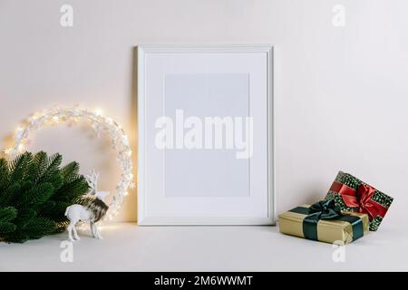 Modellrahmen mit Weihnachtsdekorationen. Weihnachtskomposition mit Tannenbaum, Hirsch und silbernen Sternen auf weißem Hintergrund. Stockfoto