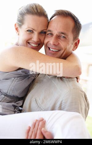 Liebe hat alles damit zu tun. Eine Nahaufnahme eines glücklichen Paares, das sich liebevoll hält. Stockfoto