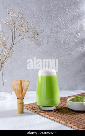 Matcha-Tee. Latte mit grünem Eistee im Glas. Grüner Tee Dalgona, ausgepeitschter Grean Tee mit Milch. Gesundes veganisches Getränk, aus der Nähe Stockfoto