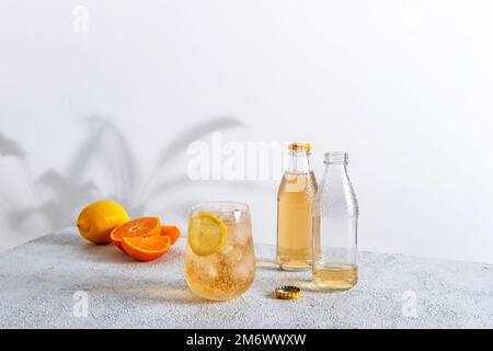 Der lebendige und funkelnde alkoholische Punsch ist perfekt für Sommerversammlungen. Bunte Cocktails in Gläsern. Frische Feiertagsgetränke. Stockfoto