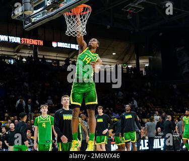 Boulder, CO, USA. 5. Januar 2023. Oregon Ducks Forward Ethan Butler (14) jammert beim Aufwärmen vor dem Basketballspiel für Männer zwischen Colorado und Oregon in Boulder, CO. Derek Regensburger/CSM/Alamy Live News Stockfoto