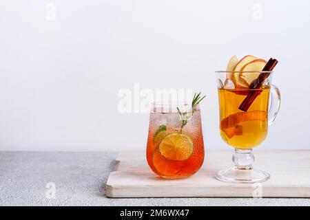 Zwei lebendige und glitzernde alkoholfreie Punsch sind perfekt für Sommerversammlungen . Bunte Weihnachtscocktails in Gläsern auf Whit Stockfoto