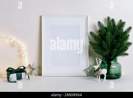Modellrahmen mit Weihnachtsdekorationen. Weihnachtskomposition mit Tannenbaum, Hirsch und silbernen Sternen auf weißem Hintergrund. Stockfoto