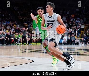 Boulder, CO, USA. 5. Januar 2023. Colorado Buffalos Forward Tristan da Silva (23) fährt die Straße im Männer-Basketballspiel zwischen Colorado und Oregon in Boulder, CO. Derek Regensburger/CSM/Alamy Live News Stockfoto