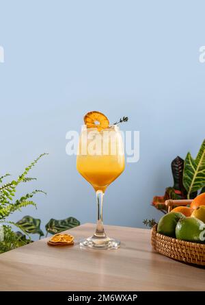 Erfrischender Orangencocktail auf einem Korbblech. Beliebtes, helles, erfrischendes Alkoholgetränk. Erfrischendes Sommergetränk. Stockfoto