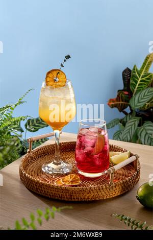 Erdbeercocktail mit Eis und Tequila-Cocktail bei Sonnenaufgang auf einem Weidenkorb. Beliebte helle, erfrischende alkoholische Getränke. Stockfoto