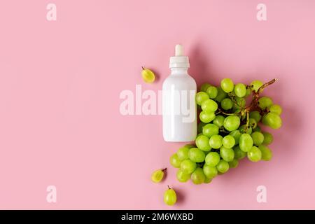 Weiße Modellflasche zum Branding mit Traubenöl. Hautpflegemittel. Stockfoto