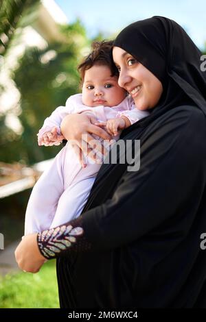 Sie ist meine kleine Liebe. Eine muslimische Mutter und ihr kleines Mädchen. Stockfoto