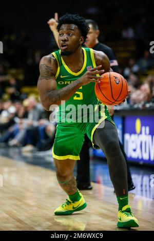 Boulder, CO, USA. 5. Januar 2023. Oregon Ducks Guard Jermaine Couisnard (5) spielt im Männer-Basketballspiel zwischen Colorado und Oregon in Boulder, CO. Derek Regensburger/CSM/Alamy Live News Stockfoto