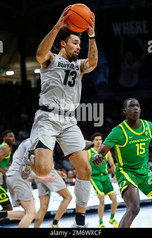 Boulder, CO, USA. 5. Januar 2023. Der Colorado Buffaloes Guard J'Vonne Hadley (13) holt sich im Männer-Basketballspiel zwischen Colorado und Oregon in Boulder, CO, einen Rebound. Derek Regensburger/CSM/Alamy Live News Stockfoto