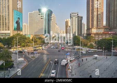 SHENZHEN, CHINA - CA. NOVEMBER 2019: Blick auf Shenzhen tagsüber. Stockfoto