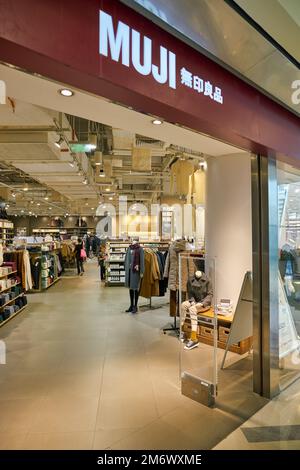 SHENZHEN, CHINA - CIRCA NOVEMBER 2019: Eintritt zum Muji Store in Shenzhen. Stockfoto