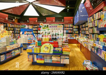 SHENZHEN, CHINA - CIRCA NOVEMBER 2019: Innenaufnahme des Buchladens in Shenzhen. Stockfoto