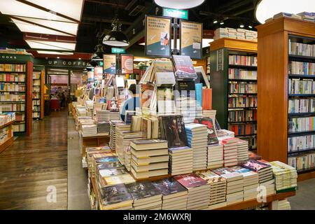 SHENZHEN, CHINA - CIRCA NOVEMBER 2019: Innenaufnahme des Buchladens in Shenzhen. Stockfoto