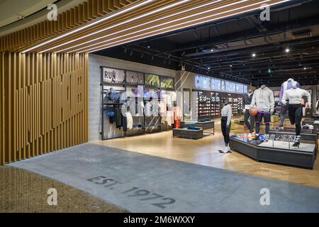 SHENZHEN, CHINA - CIRCA NOVEMBER 2019: Eintritt zum Nike Store in Shenzhen. Stockfoto