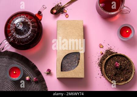Bio-Teemarkierung und Verpackungsmodell. Leere Teepackung mit Tee. Kraftpapierpackung mit Fenster und leerem Platz Stockfoto