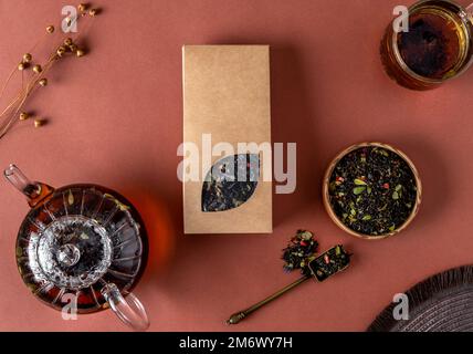 Bio-Teemarkierung und Verpackungsmodell. Leere Teepackung mit Tee. Kraftpapierpackung mit Fenster und leerem Platz Stockfoto