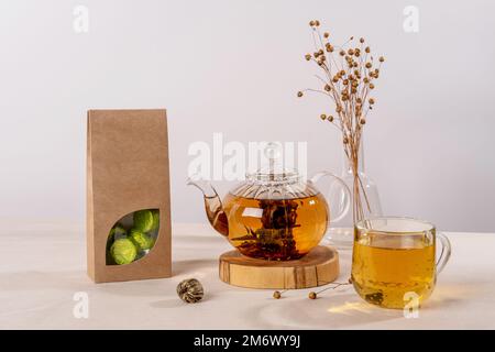 Bio-Teemarkierung und Verpackungsmodell. Leere Teepackung mit Tee. Kraftpapierpackung mit Fenster und leerem Platz Stockfoto