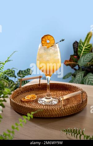 Erfrischender Orangencocktail auf einem Korbblech. Beliebtes, helles, erfrischendes Alkoholgetränk. Erfrischendes Sommergetränk. Stockfoto