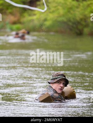 USA Marinekorps 2. LT. Riley Gannon, Training Budget Officer, 3. Marine Logistics Group, aus North Ridgeville, Ohio, schwimmt während der Iron Mike Challenge 2022 auf Marinekorps Basis Quantico, Virginia, 7. Mai 2022 über einen Teich. Die Teilnehmer des Marine Corps erhielten 12 Stunden Zeit, um die über 20 km lange Strecke zu absolvieren, die den Einsatz der Kernfähigkeiten mit mehreren körperlichen Herausforderungen abrundete. Stockfoto