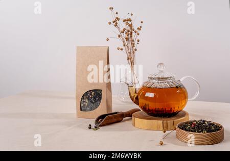Bio-Teemarkierung und Verpackungsmodell. Leere Teepackung mit Tee. Kraftpapierpackung mit Fenster und leerem Platz Stockfoto