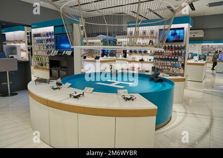 SHENZHEN, CHINA - UM NOVEMBER 2019: Ausstellungsstücke im Sundan Store in Shenzhen. Stockfoto