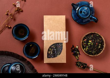 Bio-Teemarkierung und Verpackungsmodell. Leere Teepackung mit Tee. Kraftpapierpackung mit Fenster und leerem Platz Stockfoto