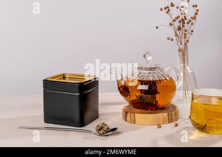 Schwarze Metallverpackung für Tee. Teemarkierung und Verpackungsmodell. Leere Teeverpackung mit Tee, um dein Branding zu zeigen Stockfoto