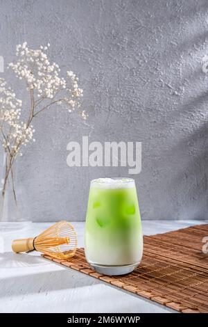 Matcha-Tee. Latte mit grünem Eistee im Glas. Grüner Tee Dalgona, ausgepeitschter Grean Tee mit Milch. Gesundes veganisches Getränk, aus der Nähe Stockfoto