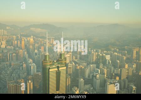 SHENZHEN, CHINA - 30. NOVEMBER 2019: Di Wang Tower aus Sicht von Kingkey 100 in Shenzhen. Stockfoto