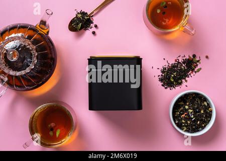 Schwarze Metallverpackung für Tee. Teemarkierung und Verpackungsmodell. Leere Teeverpackung mit Tee, um dein Branding zu zeigen Stockfoto