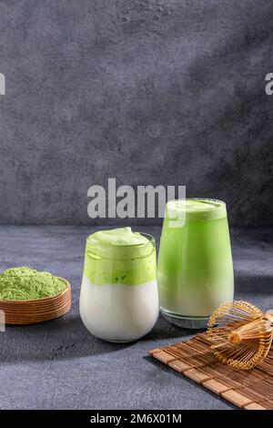 Matcha-Tee. Latte mit grünem Eistee im Glas. Grüner Tee Dalgona, ausgepeitschter Grean Tee mit Milch. Gesundes veganisches Getränk, aus der Nähe Stockfoto