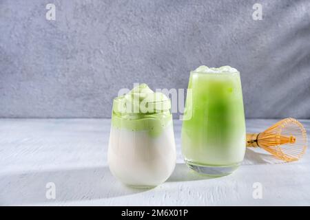 Matcha-Tee. Latte mit grünem Eistee im Glas. Grüner Tee Dalgona, ausgepeitschter Grean Tee mit Milch. Gesundes veganisches Getränk, aus der Nähe Stockfoto