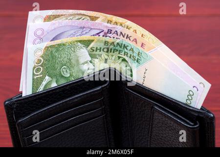 Albanisches Geld - lek in die schwarze Brieftasche Stockfoto