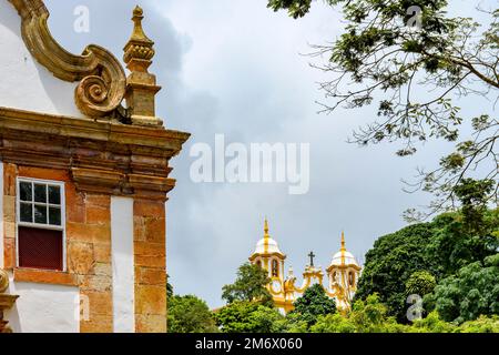 Kirchen und historische Gebäude inmitten der Vegetation in Tiradentes Stockfoto