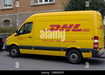 Neuwied, Deutschland - 17. Dezember 2021: Lieferwagen von DHL parken Stockfoto