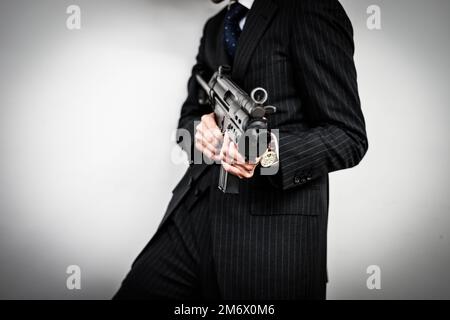 Geschäftsmann mit einem Maschinengewehr zu kämpfen Stockfoto