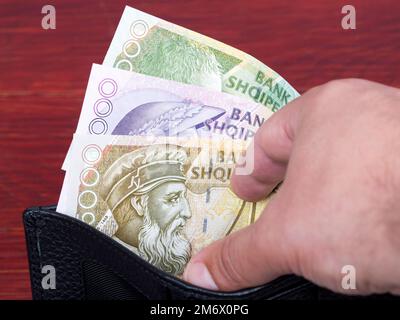 Albanisches Geld - lek in die schwarze Brieftasche Stockfoto