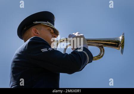 Airman 1. Class Jarod Holley, Air Force Honor Guard, hält während der jährlichen Zeremonie 53. zur Beseitigung von Sprengstoffen im Mai 7 ein Horn in der Hand. Namen von kürzlich gefallenen und vergangenen EOD-Technikern werden an der Gedenkmauer angebracht und den Familien jedes Jahr während einer Zeremonie im Kauffman EOD Training Complex auf dem Luftwaffenstützpunkt Eglin, Florida, werden Flaggen präsentiert. Der Gesamtwert für alle Serviceleistungen beträgt jetzt 343. (USA Air Force Photo/Samuel King Jr.) Stockfoto