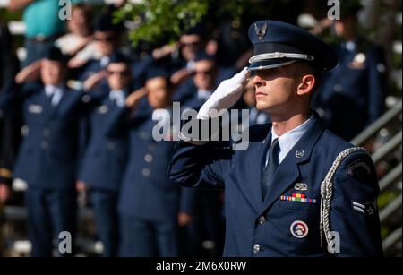 Airman 1. Klasse Jarod Holley, Air Force Ehrengarde, salutiert mit anderen Airmen während der Nationalhymne bei der 53. Jährlichen Zeremonie zur Entsorgung von Sprengstoffen, Mai 7. Namen von kürzlich gefallenen und vergangenen EOD-Technikern werden an der Gedenkmauer angebracht und den Familien jedes Jahr während einer Zeremonie im Kauffman EOD Training Complex auf dem Luftwaffenstützpunkt Eglin, Florida, werden Flaggen präsentiert. Der Gesamtwert für alle Serviceleistungen beträgt jetzt 343. (USA Air Force Photo/Samuel King Jr.) Stockfoto