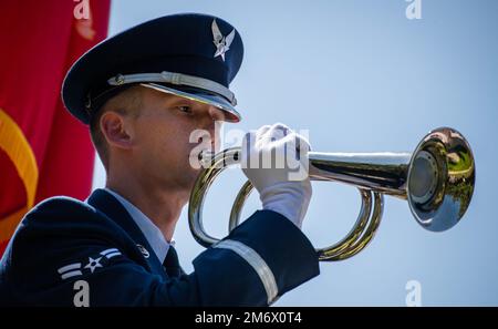 Airman 1. Class Jarod Holley, Air Force Honor Guard, hält während der jährlichen Zeremonie 53. zur Beseitigung von Sprengstoffen im Mai 7 ein Horn in der Hand. Namen von kürzlich gefallenen und vergangenen EOD-Technikern werden an der Gedenkmauer angebracht und den Familien jedes Jahr während einer Zeremonie im Kauffman EOD Training Complex auf dem Luftwaffenstützpunkt Eglin, Florida, werden Flaggen präsentiert. Der Gesamtwert für alle Serviceleistungen beträgt jetzt 343. (USA Air Force Photo/Samuel King Jr.) Stockfoto