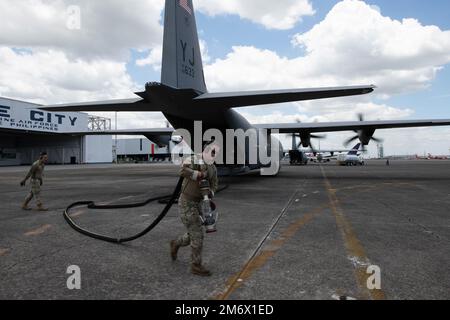 Staff Sgt Garrett Huntoon, Betreiber des Treibstoffliefersystems für die Luft vom 374. Logistik-Einsatzkommando, Yokota Air Base, Japan, transportiert einen Tankschlauch zu einem F-16 Fighting Falcon vom 80. Kampfgeschwader, Luftwaffenstützpunkt Kunsan, Republik Korea, Um die Bodenbetankung zu üben, kann der 374. Airlift Wing am Clark Air Base, Philippinen, 7. Mai 2022 zur Verfügung stehen. Wir nutzen die philippinische Luftwaffenbasis, die USA Air Force kann mit einem internationalen Partner zusammenarbeiten, um die Stabilität für einen freien und offenen Indo-Pazifik zu stärken. Stockfoto