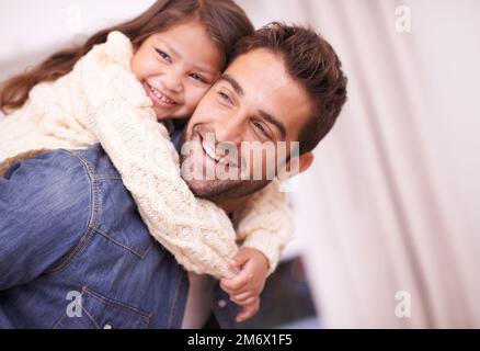 Schöne Zeit mit seinem kostbaren Mädchen. Ein Vater, der seine Tochter zu Hause im Huckepack mitnimmt. Stockfoto