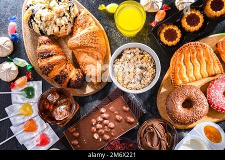 Lebensmittel, die eine erhebliche Menge an Zucker enthalten. Junk Food. Stockfoto